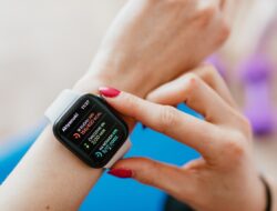 Biar Tak Bingung, Beda Smartwatch Apple vs Fossil